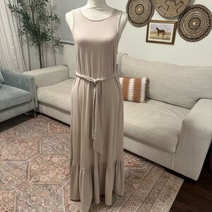 ⭐️⭐️ beige dress🌟🌟
🎯size small in women!!